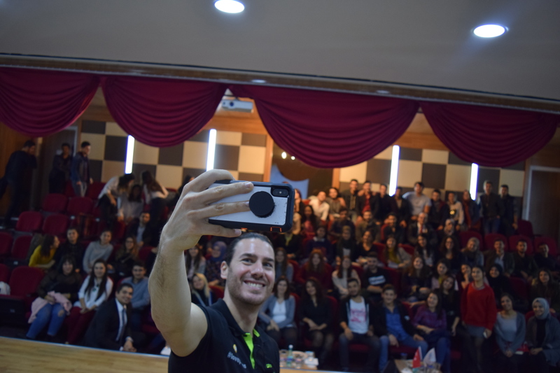 AKIN SAATÇİ ALANYA ALAADDİN KEYKUBAT ÜNİVERSİTESİ (ALKÜ) ÖĞRENCİLERİYLE BİR ARAYA GELDİ.