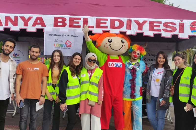 ALKÜ LÖSEV FAYDA KULÜBÜ ÖĞRENCİLERİNDEN DÜNYA ÇOCUK HAKLARI GÜNÜ ETKİNLİĞİ ALKÜ LÖSEV FAYDA KULÜBÜ ÖĞRENCİLERİNDEN DÜNYA ÇOCUK HAKLARI GÜNÜ ETKİNLİĞİ