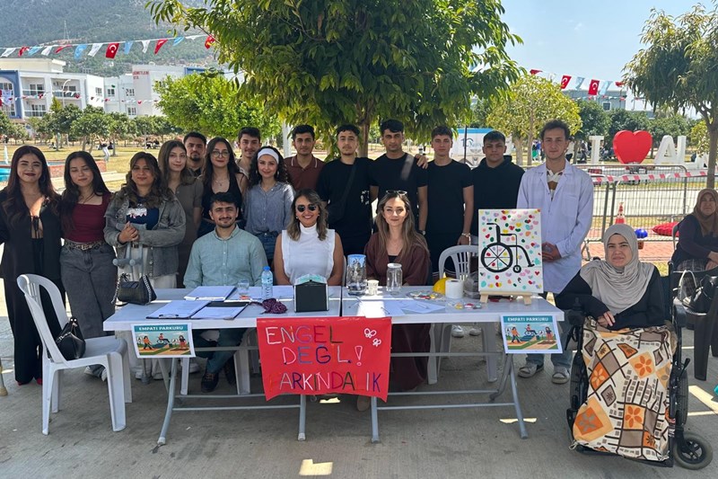 ALKÜ’DE 10. YIL ETKİNLİKLERİNDE ENGELLİLİĞE DAİR EMPATİ PARKURU ALKÜ’DE 10. YIL ETKİNLİKLERİNDE ENGELLİLİĞE DAİR EMPATİ PARKURU